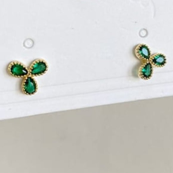 925 Sterling Silver Cubic Zirconia Flower Minimalist Stud Earring - Picture 1 of 2